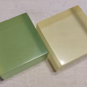 Puede incluir: Un juego de tres tazas de cerámica con un acabado moteado y mate. Las tazas son de color crema, gris claro y gris oscuro. Cada taza tiene un diseño simple y minimalista, perfecto para café o té.