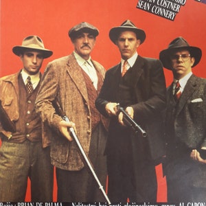 Puede incluir: Un cartel de película para la película "Los intocables" con un fondo rojo y el título en letras negras. El cartel presenta a cuatro hombres con traje y sombrero, sosteniendo armas de fuego. El texto en el cartel dice "Los intocables" y "Nelitostny boj proti zlocineckemu gangu AL CAPONA".