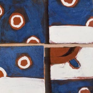 Pode incluir: Quatro bases de cerâmica quadradas com um design pintado à mão. Cada base apresenta um fundo azul com formas abstratas brancas e cor de ferrugem. As bases estão dispostas em forma quadrada sobre uma superfície de madeira clara.