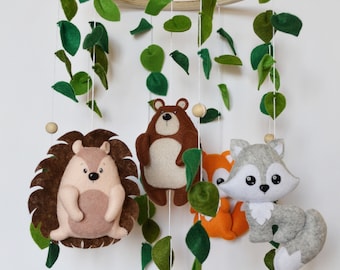 Mobile de lit bébé Woodland pour décor de pépinière. Cadeau de baby shower de forêt. Mobile de lit d'animaux en feutre avec ours, renard, loup, hérisson, raton laveur.