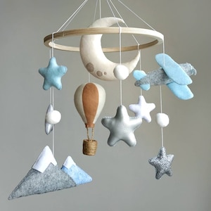 Reismobiel voor babykamer. Avontuurlijke babykamerdecoratie. Mobiel wiegje voor babyjongen. Vliegtuig, heteluchtballon, mobiel wiegje. Muzikale mobiel.