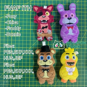 Puede incluir: Peluche bordado de personajes de FNAF, incluyendo a Foxy, Chica, Freddy y Bonnie. Cada peluche tiene un diseño y esquema de color únicos, con lazos adjuntos para colgar. La imagen también incluye el texto "FNAF ITH".