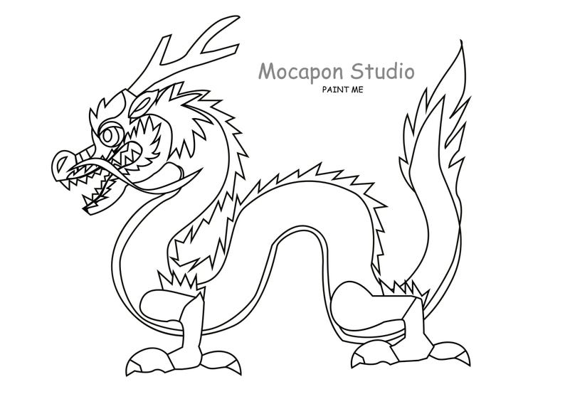 Op de afbeelding: Een zwart-witte lijntekening van een Chinese draak met een gekrulde staart en scherpe klauwen. De draak staat rechtop met zijn kop naar links gedraaid. De tekst "Mocapon Studio PAINT ME" staat boven de draak.