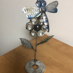 Flor hecha a mano con dragon fly