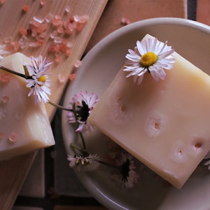 Daisy Chain - Antrim Rain handmade natural Irish soap.