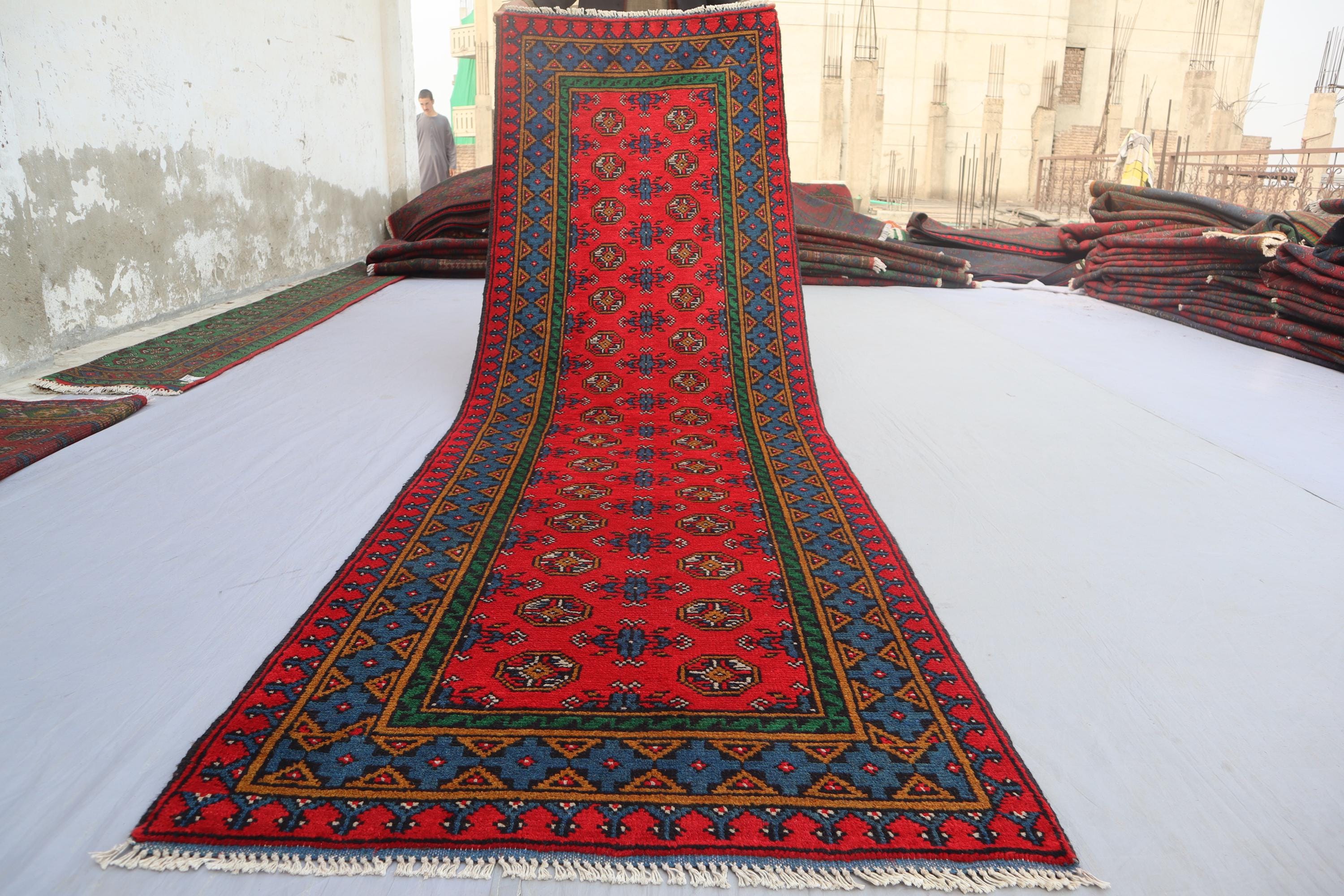 2'8x9'6フィートの赤いアフガンランナーラグ - ハンドノットウールラグ