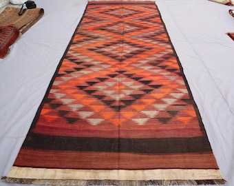 Alfombra Kilim vintage de 1,48 m x 3,78 m, hecha a mano en lana afgana, alfombra geométrica de tejido plano tribal turcomano, alfombra de pasillo en color granate antiguo y naranja.