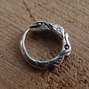 Boucle d'oreille unique en argent sterling avec petit serpent ouroboros 10 mm, 0,4 pouce