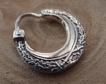 Petite boucle d'oreille épée cosaque ukrainienne, 13 mm - 0,5 pouce, boucle d'oreille pour homme en argent sterling