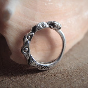 Boucle d&#39;oreille en argent serpent Ouroboros pour homme, 14 mm-0,5 pouces, boucle d&#39;oreille pour homme en argent sterling pour homme, boucle d&#39;oreille artisanale pour homme