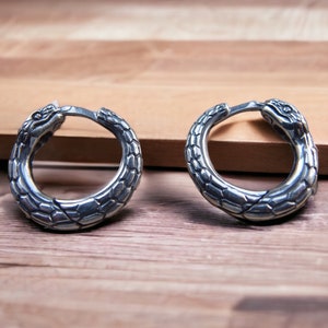 Paire de boucles d&#39;oreilles créoles serpent Ouroboros 16 mm-0,65 pouce en argent sterling fabriquées à la main
