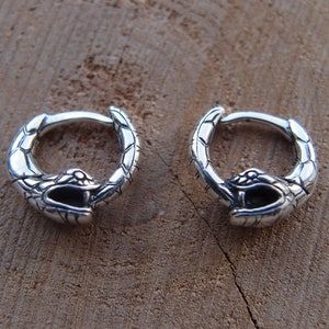 Paire de boucles d&#39;oreilles créoles en argent serpent Ouroboros Boucles d&#39;oreilles en argent sterling Jormungandr 15 mm-0,6 pouce