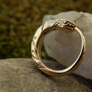 14K massiver Gold Ouroboros Schlangen Ohrring 14 mm (0,55 Zoll) handgefertigt in der Ukraine, Jormungand Schlange