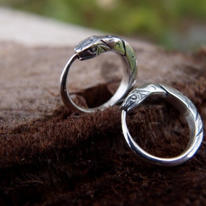 Par de brincos de prata esterlina com cobra Ouroboros 14 mm feitos à mão na Ucrânia