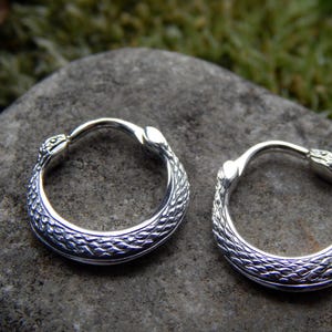 Serpent Ouroboros en argent sterling Paire de boucles d'oreilles créoles de 17 mm