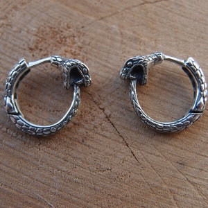 Paire de boucles d&#39;oreilles créoles serpent Ouroboros 16 mm-0,65 pouce en argent sterling fabriquées à la main en Ukraine