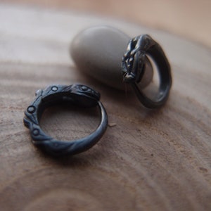 Par de brincos pequenos de argola huggie de prata esterlina Ouroboros de cobra preta 10 mm 0,4 polegadas