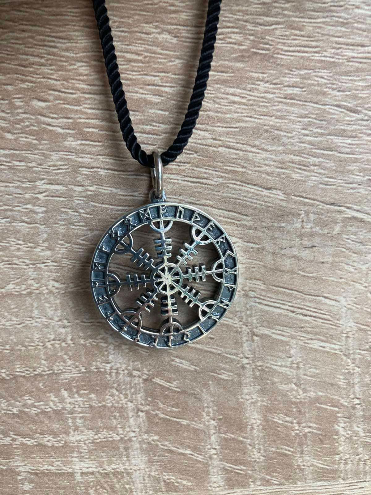 Ciondolo Aegishjalmur con RUNE - sigillo - acciaio | Chakra Stones