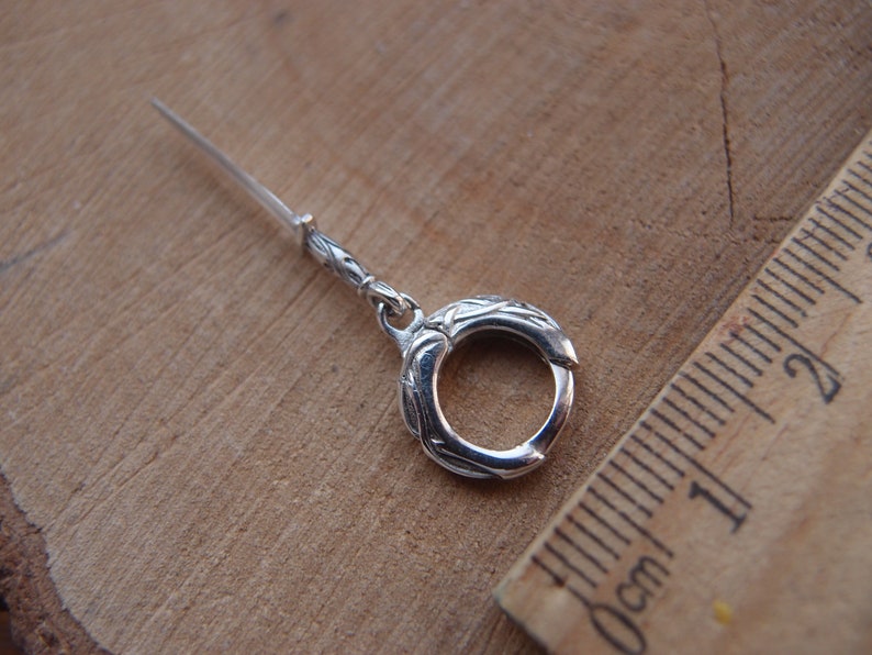 Boucle d'oreille celtique viking en argent avec épée 0,4 pouce simple boucle d'oreille nordique unisexe huggie en argent sterling image 4