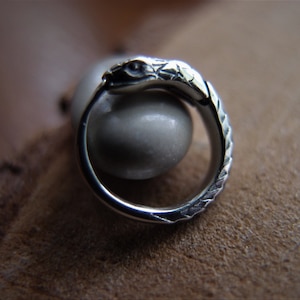 Uroboro Schlange Sterling Silber Hoop Ohrring 12 mm 0.4 inch Jormungandr handgefertigt in der Ukraine