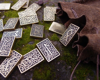 Conjunto de runas Elder Futhark: Herramientas de adivinación paganas de bronce con bolsa de cuero.