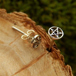 Pentagram Stud Earrings Sterling Silver– Small Witchy Earrings for Everyday Wear – Dainty Gothic Jewelry, Occult Wiccan Pagan Gift