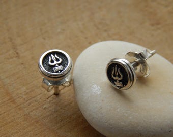 Pendientes Trishula de plata de ley / Pendientes Tridente de Shiva / Joyería con símbolo hindú / Pendientes pequeños unisex de 7 mm / Pendientes minimalistas