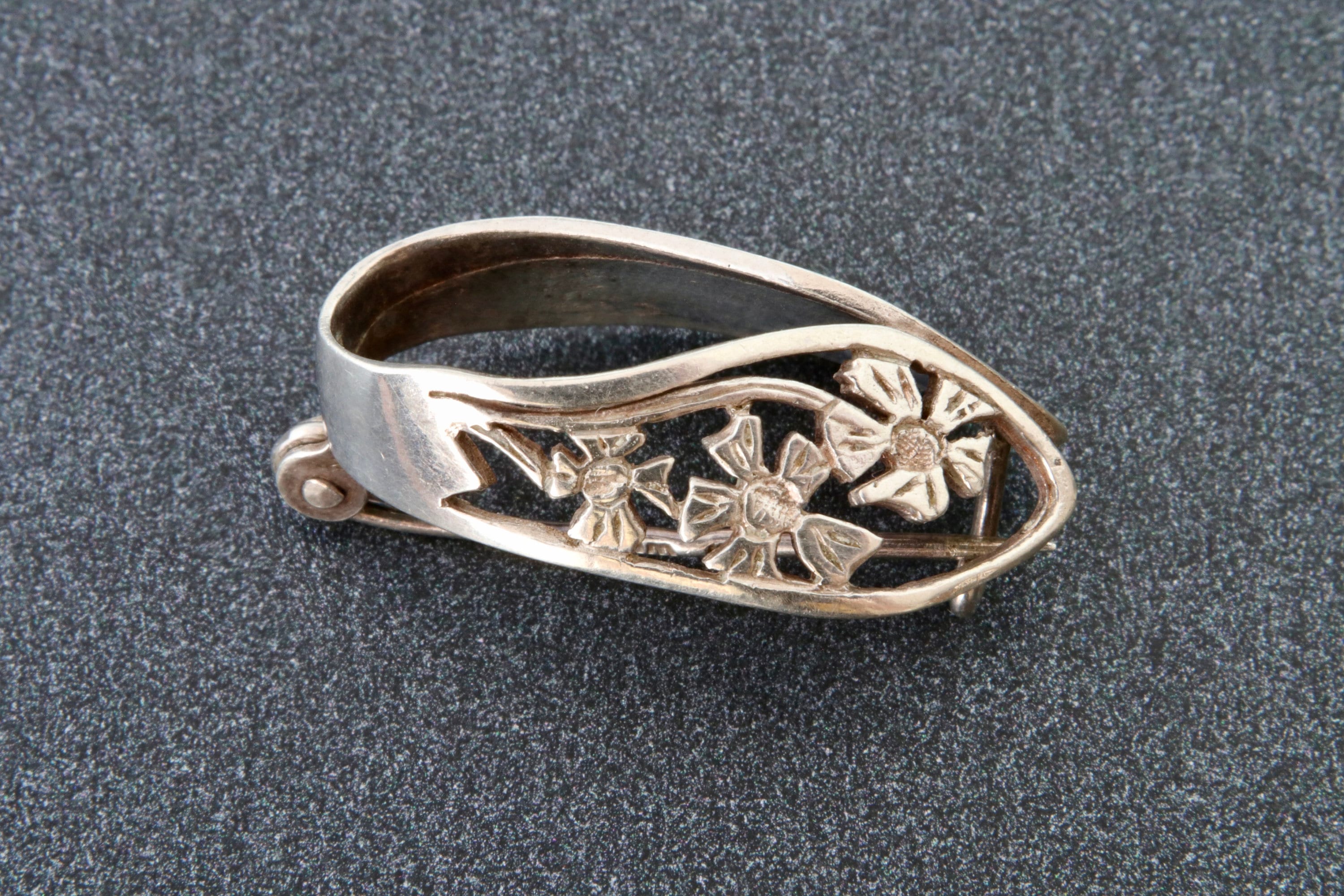 Petite Broche Ancienne Des Vosges - Bijou Vintage, Occasion - Parfaite Pour Une Veste Ou Un Chapeau