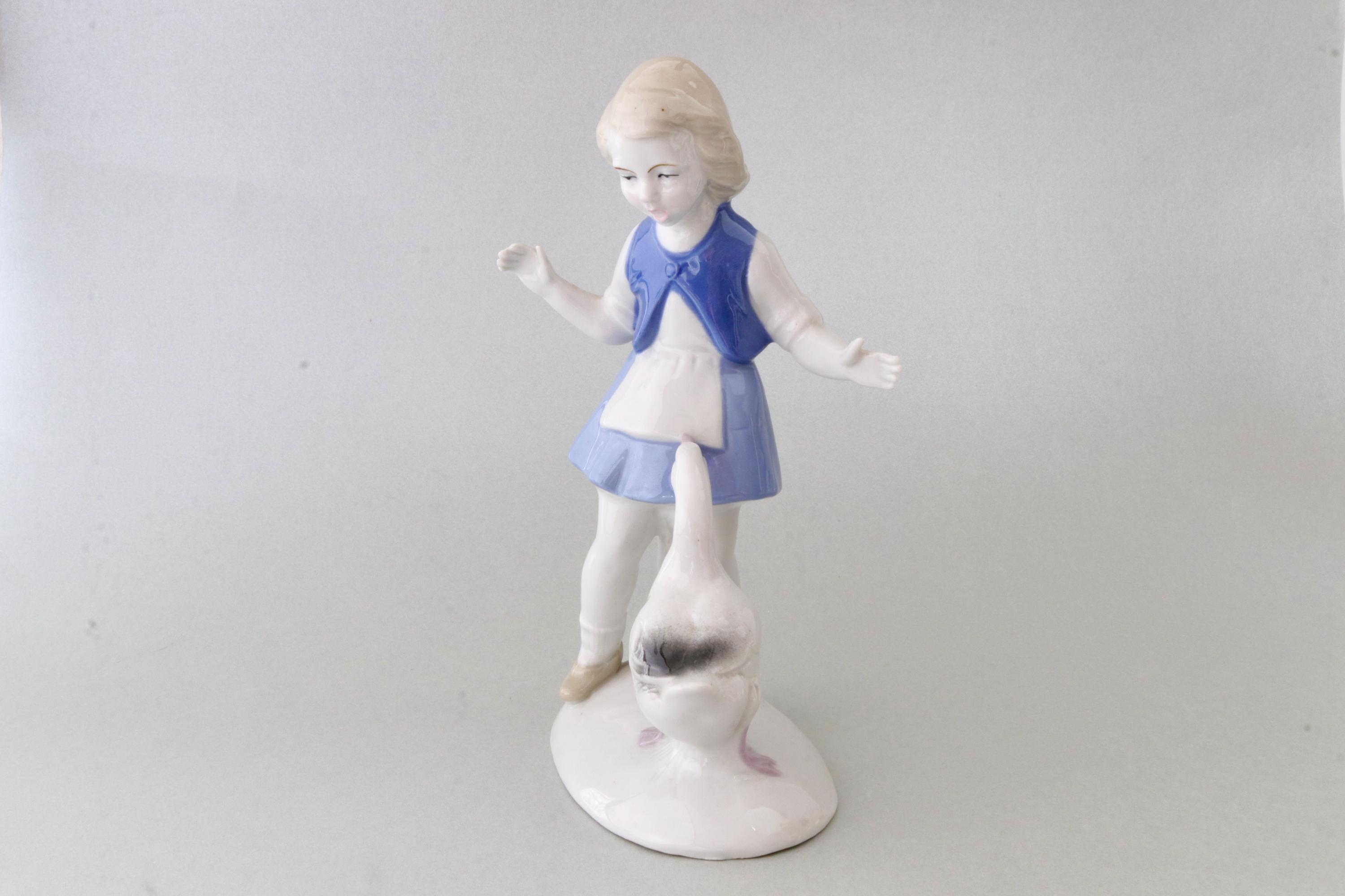 ヴィンテージ磁器の置物「ガチョウを連れた少女」、ガチョウから逃げる