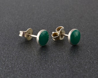 Sterling silver stud earrings, Green stud earrings, Very small earrings, Minimalist earrings, Vintage silver stud earrings for women