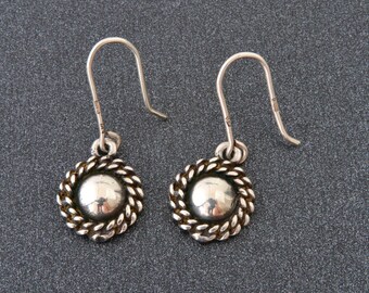 Boucles D'oreilles Pendantes Boule Ajourée Diamantée Gris Vieil Argent - Occasion Bon état