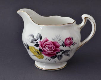 Jarra de leche vintage Royal Vale con diseño floral y rosas rojas, de porcelana fina.