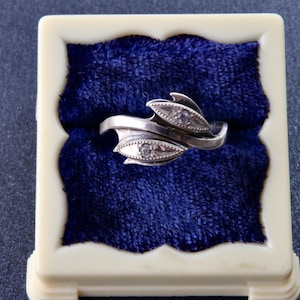 Vintage USSR sterling silver ring with rock crystal, Leaves silver ring, Thin ring