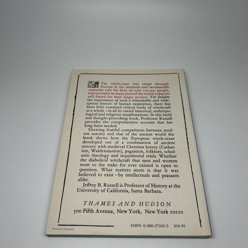 Op de afbeelding: Een boekcover met tekst over de heksenjacht in Europa. De cover is gebroken wit met zwarte tekst. De tekst bevat de titel en de naam van de auteur, Jeffrey B. Russell.