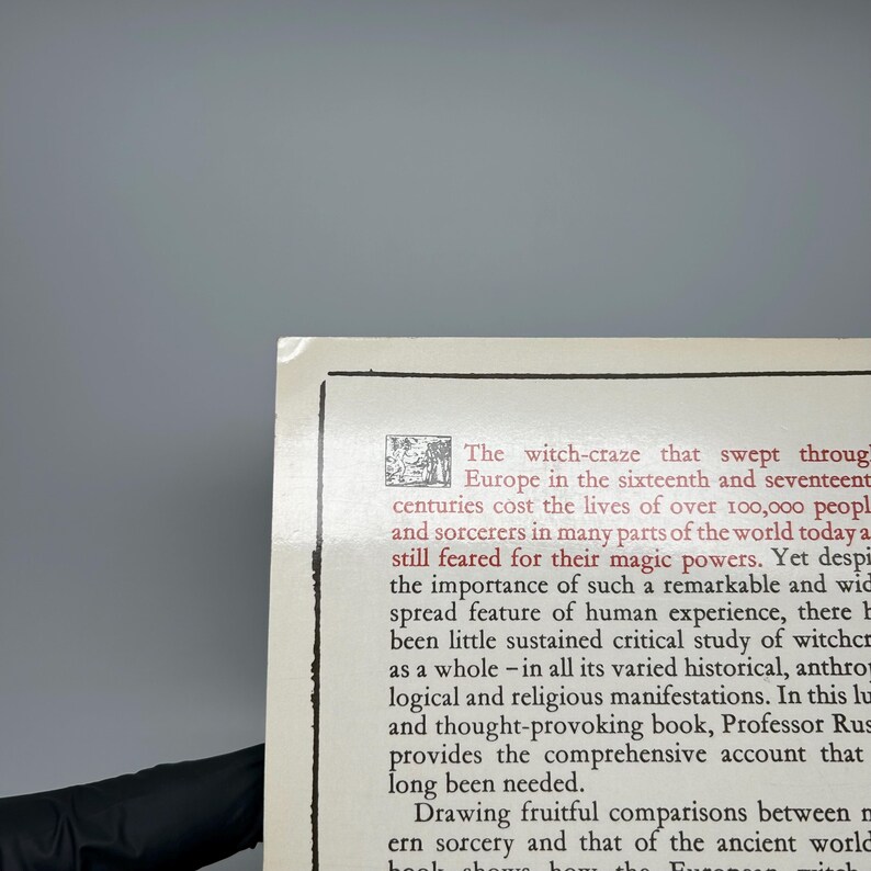Op de afbeelding: Een pagina uit een boek met tekst over de heksenjacht in Europa in de zestiende en zeventiende eeuw. De tekst is in zwarte letters op een gebroken witte achtergrond. De linkerbovenhoek van de pagina is zichtbaar.