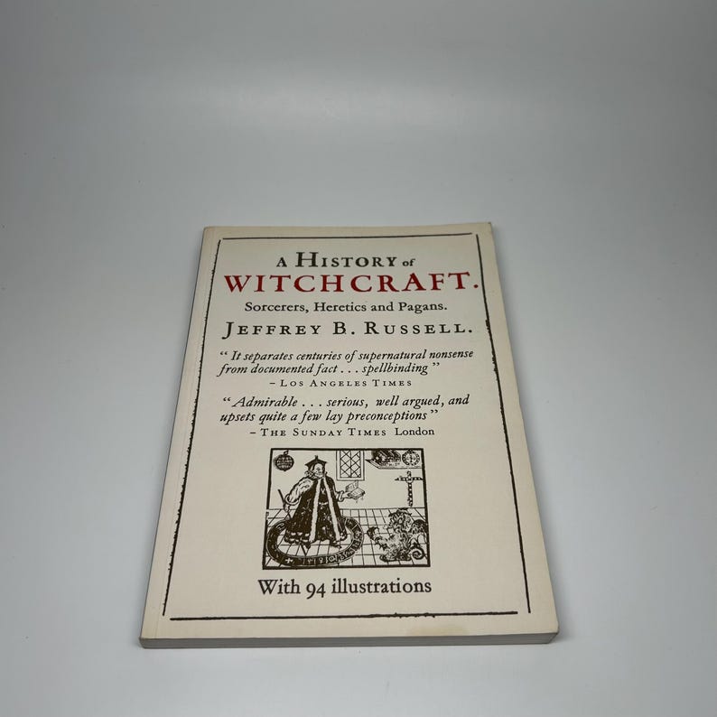 Op de afbeelding: Boek "A History of Witchcraft" van Jeffrey B. Russell. De omslag toont de titel in grote, vette letters, met de ondertitel "Tovernaars, ketters en heidenen". Bevat citaten uit de Los Angeles Times en The Sunday Times London. Het boek heeft 94 illustraties.