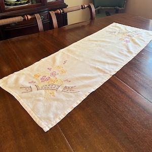 Vintage Embroidered Table Runner – Floral Basket Design – Cottagecore Charm