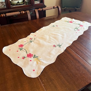 Vintage Embroidered Table Runner – Floral Rose Design with Scalloped Edges – Cottagecore Linen Decor