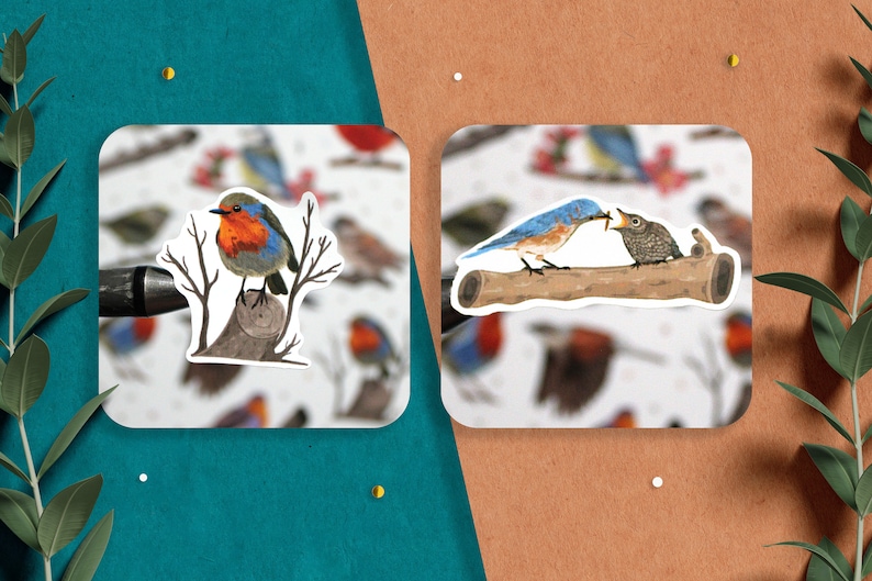 Puede incluir: Dos pegatinas de p&aacute;jaros ilustradas. La primera pegatina muestra un p&aacute;jaro azul posado en un toc&oacute;n de &aacute;rbol. La segunda pegatina muestra un p&aacute;jaro azul alimentando a un pajarito en una rama.