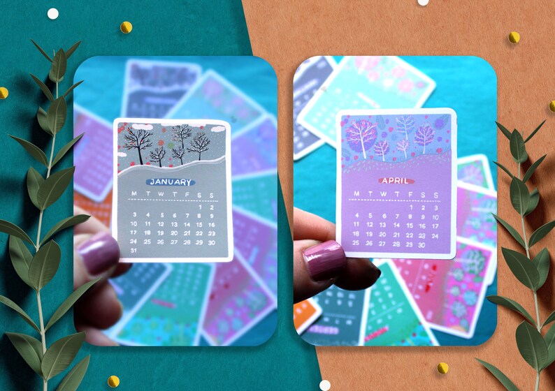 Peut inclure: Deux petits autocollants de calendrier sont pr&eacute;sent&eacute;s, l'un pour janvier et l'autre pour avril. L'autocollant de janvier pr&eacute;sente une sc&egrave;ne hivernale avec des arbres d&eacute;nud&eacute;s et le mot "janvier". L'autocollant d'avril pr&eacute;sente des arbres violets et le mot "avril".
