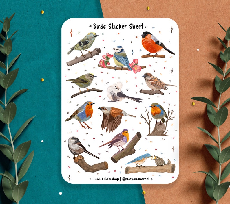Puede incluir: Una hoja de pegatinas con una variedad de p&aacute;jaros coloridos en ramas. La hoja incluye un p&aacute;jaro azul, un petirrojo, un jilguero, un gorri&oacute;n y m&aacute;s. La hoja de pegatinas es perfecta para agregar un toque de naturaleza a tu agenda, diario o computadora port&aacute;til.
