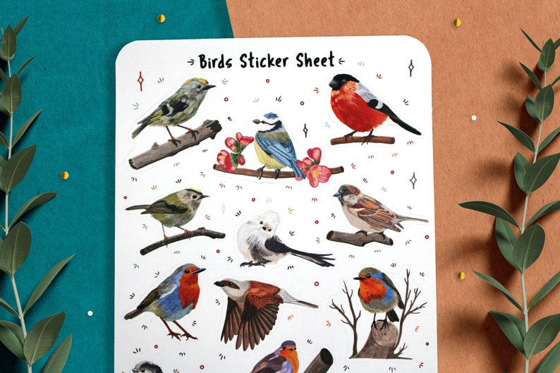 Puede incluir: Una hoja de pegatinas con fondo blanco que presenta una variedad de p&aacute;jaros coloridos. La hoja se titula "Birds Sticker Sheet".