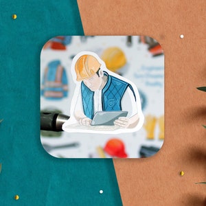 Może przedstawiać: Kresk&oacute;wkowa ilustracja robotnika budowlanego w ż&oacute;łtym kasku i niebieskim kamizelce, korzystającego z tabletu.