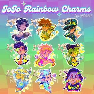 Puede incluir: Una colección de coloridos amuletos de personajes de estilo anime. Cada amuleto presenta un personaje diferente con peinados y atuendos únicos, rodeado de contornos en forma de estrella. El texto "JoJo Rainbow Charms" se muestra en la parte superior.