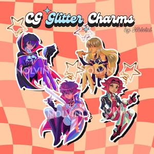 Puede incluir: CC Glitter Charms con cuatro personajes de estilo anime con detalles de estrellas. Los personajes están en varias poses, con colores vibrantes que incluyen morado, rojo y dorado. El fondo es un patrón de cuadros en tonos rojos y melocotón.