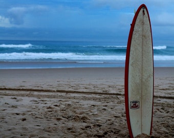 Leinwand Surfbrett in Australien Leinwandbild auf Keilrahmen - Wand-Bild - Kunst Kunstdruck Fotografie Aufnahme Abbildung Strand Meer Sand