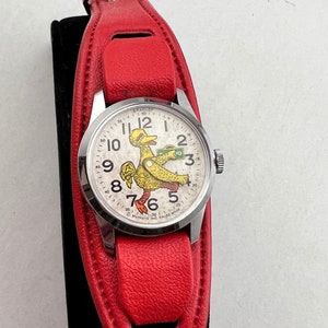 Vintage 1977 Bradley Time Big Bird Watch - Sesame Street Character Watch - Tono plateado con correas de cuero rojo - Cartoon Watch