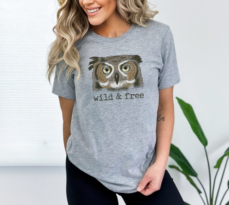 T-shirt Wild & Free hibou des bois ADULTE T-shirt de randonnée unisexe Cadeaux de randonnée shirt doux pour les amateurs de plein air Chemise de randonnée pour hommes image 3