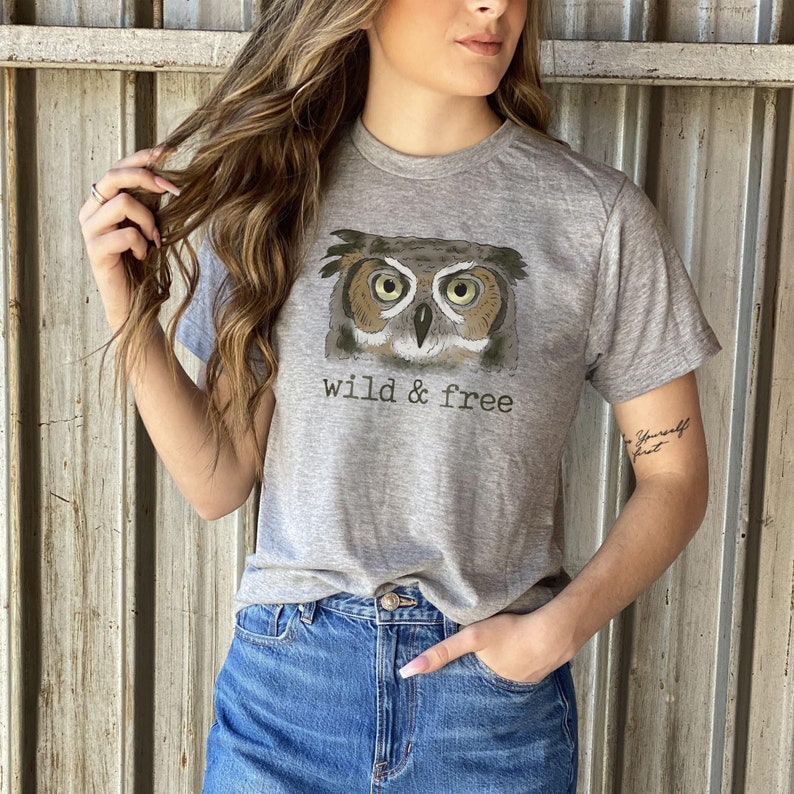 T-shirt Wild & Free hibou des bois ADULTE T-shirt de randonnée unisexe Cadeaux de randonnée shirt doux pour les amateurs de plein air Chemise de randonnée pour hommes image 2