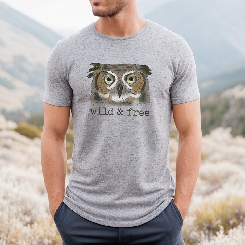 T-shirt Wild & Free hibou des bois ADULTE T-shirt de randonnée unisexe Cadeaux de randonnée shirt doux pour les amateurs de plein air Chemise de randonnée pour hommes image 1